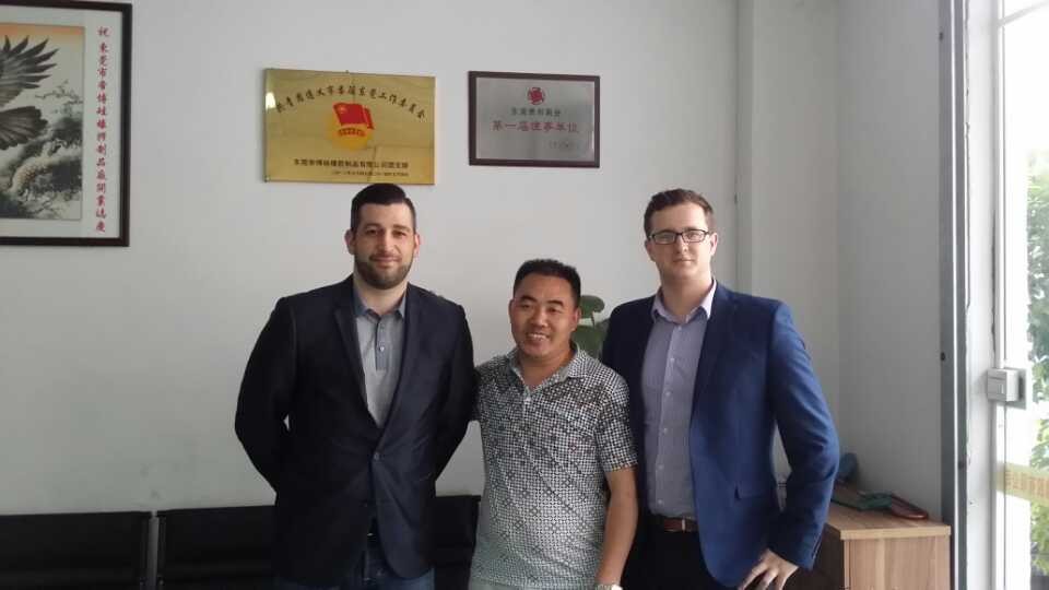 公司領(lǐng)導(dǎo)成功簽下法國客戶訂單 公司領(lǐng)導(dǎo)成功簽下法國客戶訂單